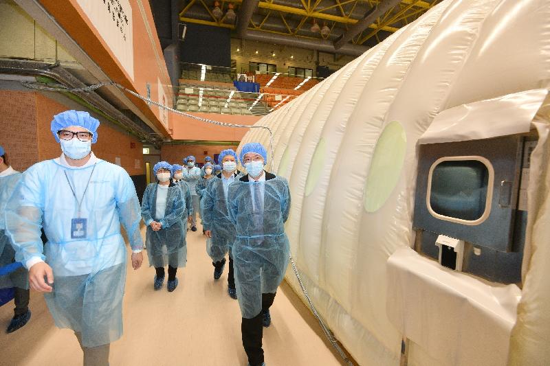 The leader of the work group on testing of the HKSAR, the Permanent Secretary for Food and Health (Health), Mr Thomas Chan, and the leader of the Mainland nucleic acid test support team, Mr Yu Dewen, together with members of the work group and members of the support team visited the temporary air-inflated laboratory at the Sun Yat Sen Memorial Park Sports Centre today (August 26). Photo shows Vice General Manager of Sunrise Diagnostic Centre Limited and Huo Yan Commander, Mr Jeremy Cao (first left), briefing Mr Chan (first right), Mr Yu (second right), Permanent Secretary for Innovation and Technology, Ms Annie Choi (second left) and members of the work group and support team on the operation and preparation of the temporary air-inflated laboratory.