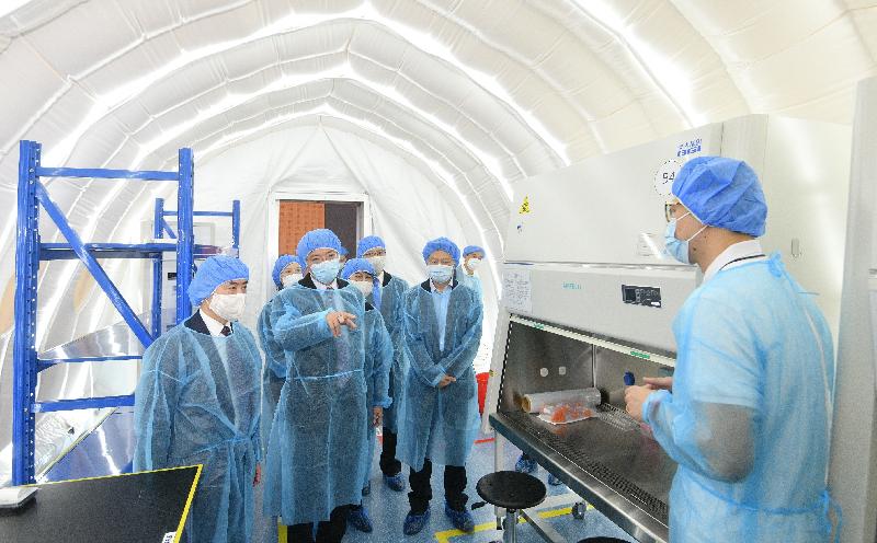 The leader of the work group on testing of the HKSAR, the Permanent Secretary for Food and Health (Health), Mr Thomas Chan, and the leader of the Mainland nucleic acid test support team, Mr Yu Dewen, together with members of the work group and members of the support team visited the temporary air-inflated laboratory at the Sun Yat Sen Memorial Park Sports Centre today (August 26). Members of the work group on testing of the HKSAR and the Mainland nucleic acid test support team were briefed by Vice General Manager of Sunrise Diagnostic Centre Limited and Huo Yan Commander, Mr Jeremy Cao (right), on the preparation and operation arrangement of the temporary air-inflated laboratory.