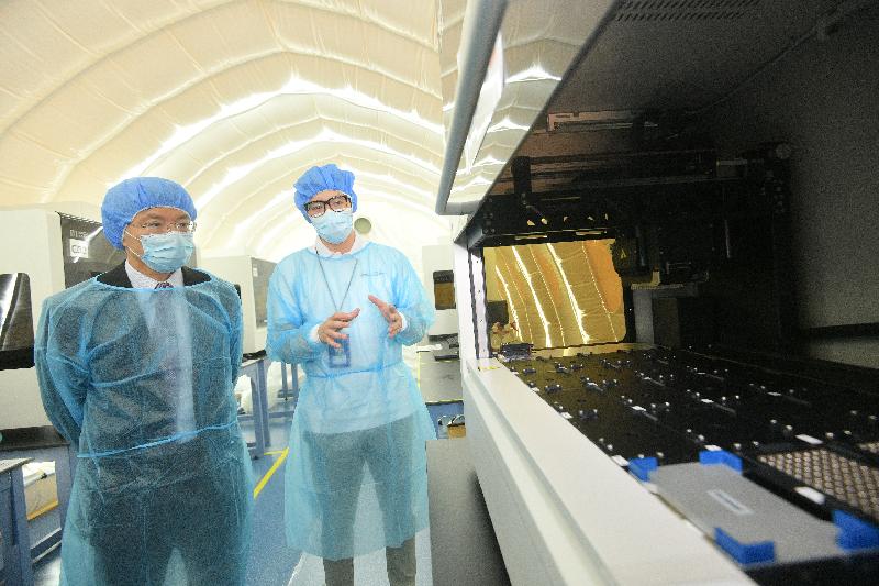 The leader of the work group on testing of the HKSAR, the Permanent Secretary for Food and Health (Health), Mr Thomas Chan, and the leader of the Mainland nucleic acid test support team, Mr Yu Dewen, together with members of the work group and members of the support team visited the temporary air-inflated laboratory at the Sun Yat Sen Memorial Park Sports Centre today (August 26). Mr Chan (left) was briefed by Vice General Manager of Sunrise Diagnostic Centre Limited and Huo Yan Commander, Mr Jeremy Cao (right), on the operation arrangement at the temporary air-inflated laboratory.