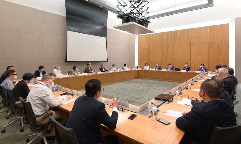 The Chief Executive, Mrs Carrie Lam, met representatives of civil servant organisations today (August 27) to listen to their views on the upcoming Policy Address. The Chief Secretary for Administration, Mr Matthew Cheung Kin-chung, and the Secretary for the Civil Service, Mr Patrick Nip, also attended the meeting.