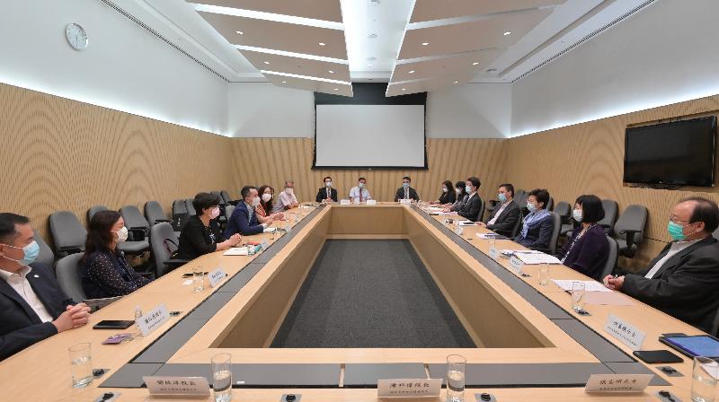The Secretary for Education, Mr Kevin Yeung (fourth right) and the Permanent Secretary for Education, Ms Michelle Li (second right) met representatives from secondary and primary school councils and school heads associations this afternoon (August 27) to exchange views on arrangements for the new school year. The Chief Executive, Mrs Carrie Lam (third right), also attended the meeting to express her care and support to schools.