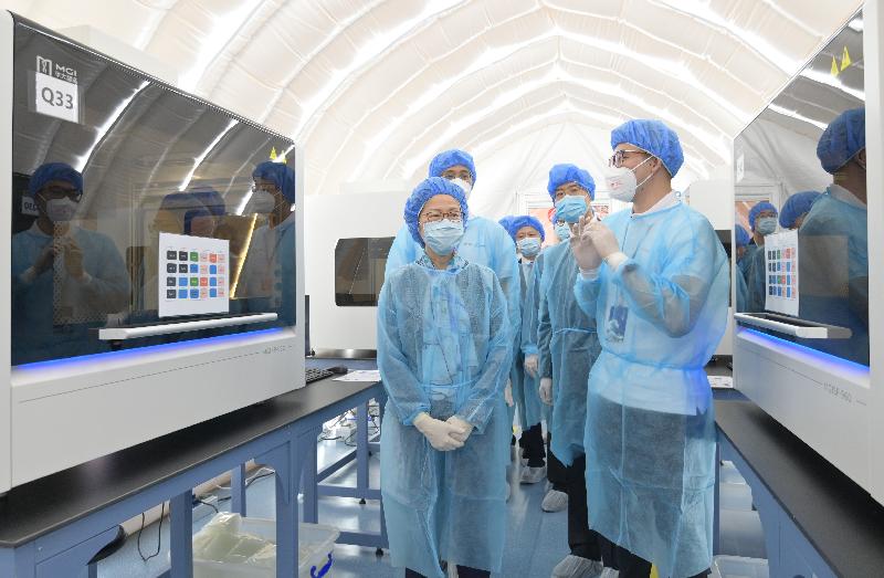 The Chief Executive, Mrs Carrie Lam, today (August 28) attended a ceremony to welcome the arrival of the Mainland nucleic acid test support team at Sun Yat Sen Memorial Park Sports Centre in Central and Western District. Photo shows Mrs Lam touring the temporary air-inflated laboratory after the ceremony.
