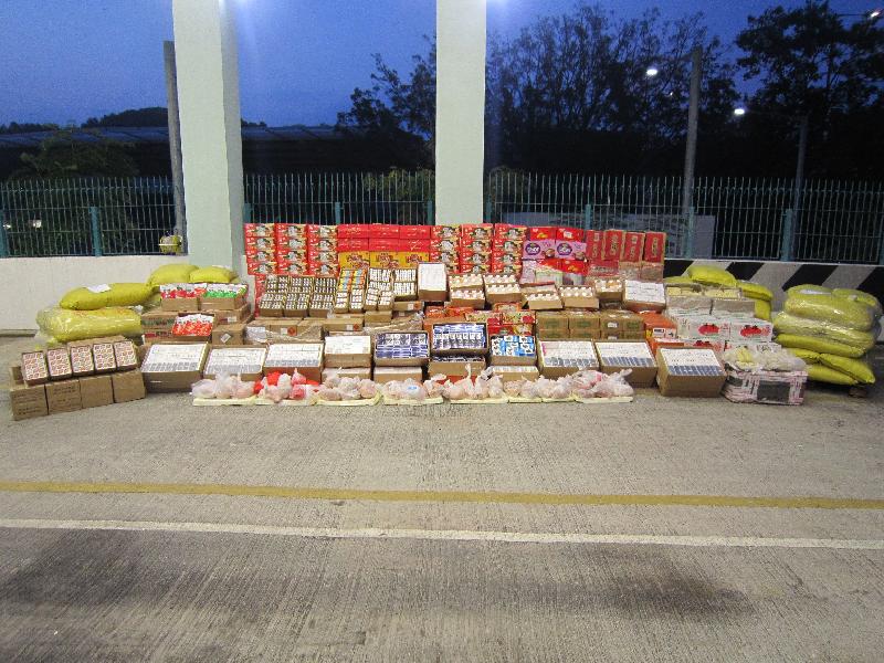 香港海關昨日（八月二十七日）在文錦渡管制站檢獲一批懷疑走私貨物，包括電子產品、食品及消毒用品，估計市值約一百八十萬元。 