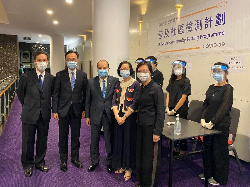 The Chief Secretary for Administration, Mr Matthew Cheung Kin-chung (front row, third left), accompanied by the Secretary for the Civil Service, Mr Patrick Nip (front row, second left), and the Secretary for Food and Health, Professor Sophia Chan (front row, second right), today (August 31) visited the Community Testing Centre at Hong Kong City Hall.