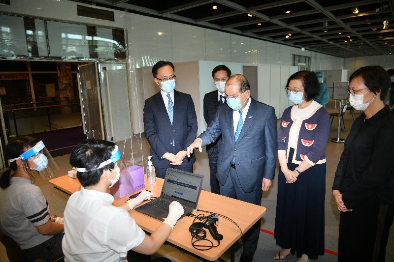The Chief Secretary for Administration, Mr Matthew Cheung Kin-chung, today (August 31) visited the Community Testing Centre at Hong Kong City Hall. Photo shows Mr Cheung (third right), accompanied by the Secretary for the Civil Service, Mr Patrick Nip (first left), and the Secretary for Food and Health, Professor Sophia Chan (second right), inspecting the registration area of the Community Testing Centre.
