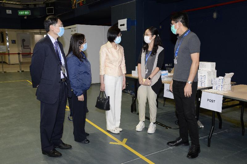 The Director of Health, Dr Constance Chan (centre), accompanied by the Consultant in-charge, Dental Services of the Department of Health, Dr Wiley Lam (first left), and the Principal Nursing Officer of the Department of Health, Dr Mary Foong (second left), today (September 1) chats with colleagues on duty at the community testing centre at Queen Elizabeth Stadium to know more about their work.