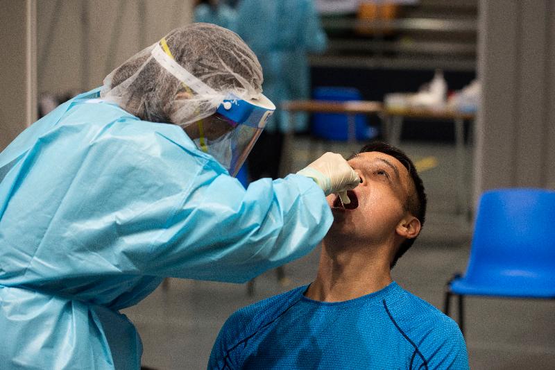 普及社區檢測計劃今日（九月一日）展開，全港各區共設立了141個社區檢測中心，為市民提供一次免費病毒檢測服務。圖示市民在設於伊利沙伯體育館的社區檢測中心，接受由受過相關醫護訓練的人員採集鼻腔和咽喉合併拭子樣本。