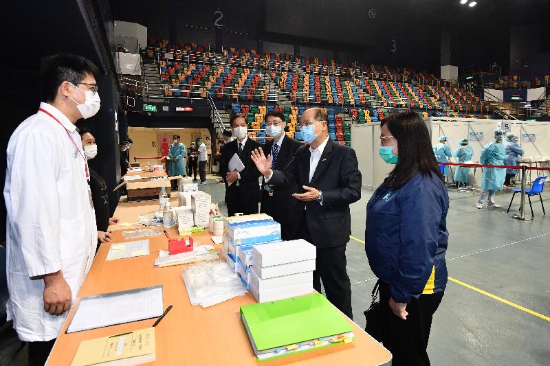 The Chief Secretary for Administration, Mr Matthew Cheung Kin-chung, today (September 2) visited the community testing centre at Queen Elizabeth Stadium to inspect the operation of the centre and give encouragement to the staff members. Photo shows Mr Cheung (second right), accompanied by the Director of General Grades of the Civil Service Bureau, Mr Hermes Chan (fourth right), being briefed by staff members on the testing workflow.