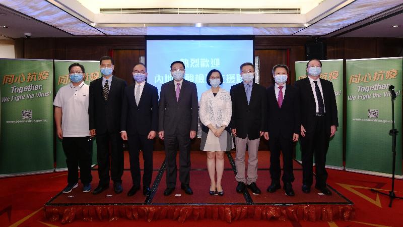 The Secretary for Constitutional and Mainland Affairs, Mr Erick Tsang Kwok-wai, and the Secretary for Food and Health, Professor Sophia Chan, today (September 3) represented the Government of the Hong Kong Special Administrative Region (HKSAR) in welcoming the members of the Mainland nucleic acid test support team. Photo shows Mr Tsang (third left); Professor Chan (fourth right); the Deputy Director of the Liaison Office of the Central People's Government in the HKSAR, Mr He Jing (fourth left); the Deputy Director of the Department of Exchange and Cooperation of the Hong Kong and Macao Affairs Office of the State Council, Mr Liu Wenda (third right); the chief leader of the support team and Deputy Director of the Medical Administration Bureau of the National Health Commission, Mr Li Dachuan (second left); the leader of the Mainland nucleic acid test support team (Guangdong), Mr Yu Dewen (second right); and representatives of the Mainland nucleic acid test support team at the ceremony.