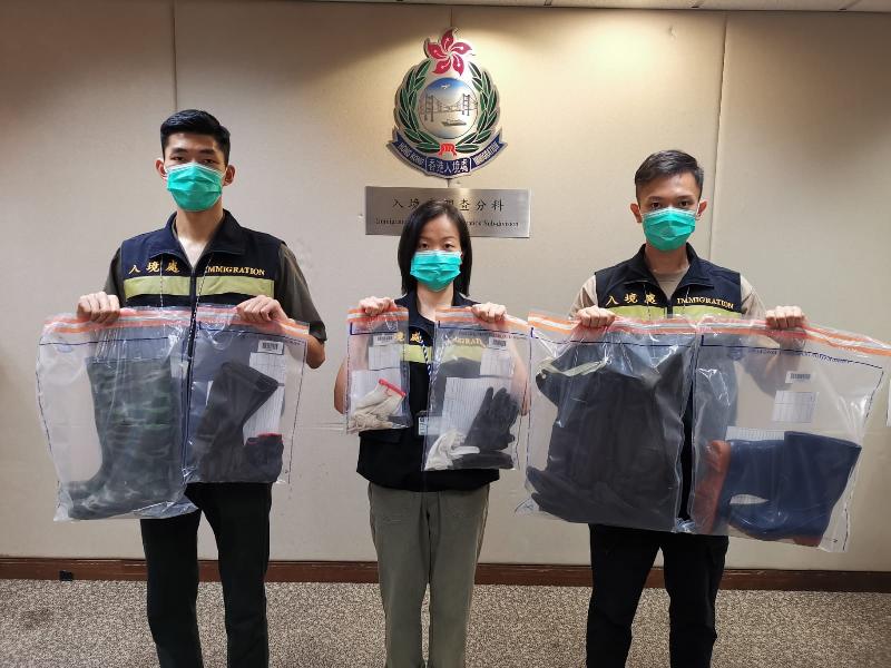 The Immigration Department mounted territory-wide anti-illegal worker operations codenamed "Twilight" from August 31 to September 3. Photo shows officers holding items seized during the operations.