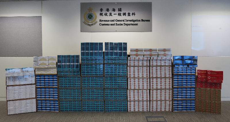 Hong Kong Customs in To Kwa Wan yesterday (September 3) intercepted a vehicle that was suspected to be used for illicit cigarette distribution. About 380 000 suspected illicit cigarettes with an estimated market value of about $1.04 million and a duty potential of about $720,000 were seized. Photo shows the suspected illicit cigarettes seized.