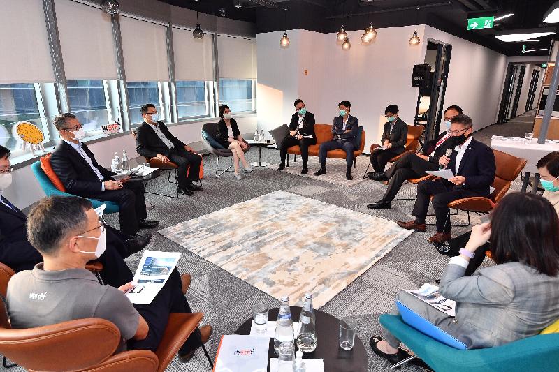 The Financial Secretary, Mr Paul Chan, today (September 4) called at the co-working labs and spaces for biomedical technology at the Hong Kong Science Park after inspecting the operation of the community testing centre at the Park. Photo shows Mr Chan (back row, first left) meeting with representatives of three biomedical technology partner companies of the Park.