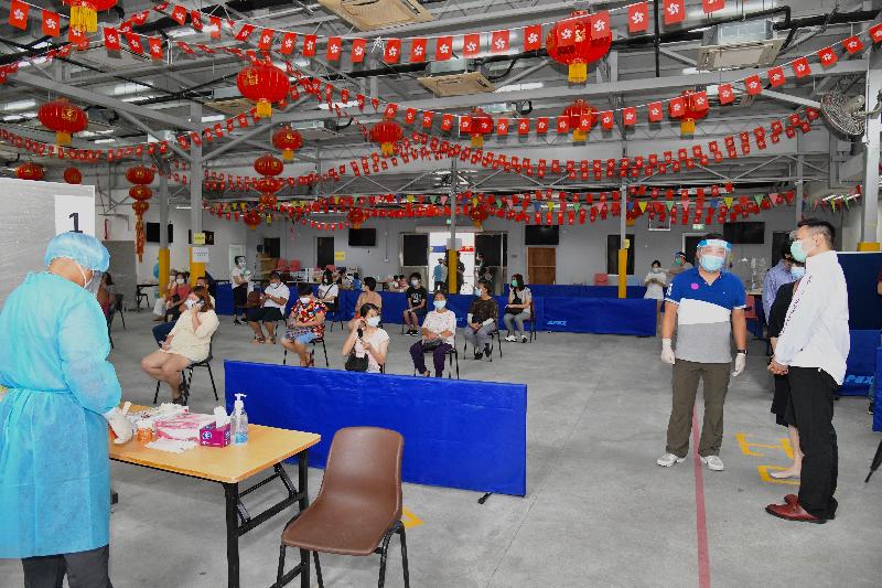 民政事務局局長徐英偉今日（九月五日）到訪設於梅窩康樂中心的離島區特別採樣中心，視察其首日運作的情況。圖示徐英偉（右一）聽取中心主管簡介檢測流程。