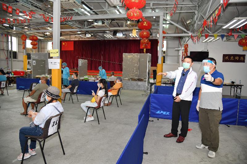 The Secretary for Home Affairs, Mr Caspar Tsui, visited a special specimen collection centre in the Islands District at Mui Wo Recreation Centre today (September 5) to inspect its operation on the first day and to give encouragement to the staff members on duty. Photo shows Mr Tsui (second right) being briefed by the Centre Supervisor on the infection controls and social distancing measures put in place in the centre.