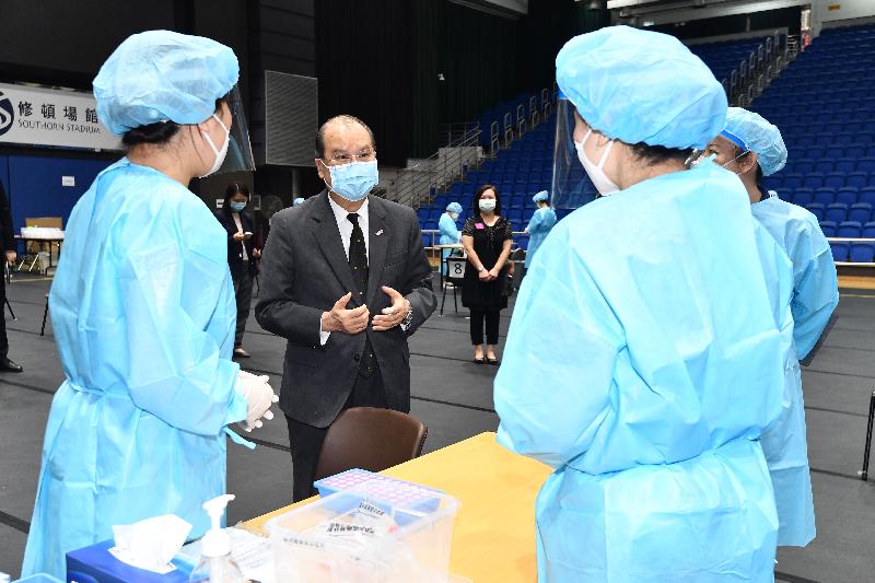 The Chief Secretary for Administration, Mr Matthew Cheung Kin-chung, visited three community testing centres today (September 7) to inspect the operation of the centres and give encouragement to the healthcare personnel and staff members there. Photo shows Mr Cheung (second left) chatting with healthcare personnel of the community testing centre at Southorn Stadium in Wan Chai and expressing his gratitude to their support to the Government in the anti-epidemic fight.