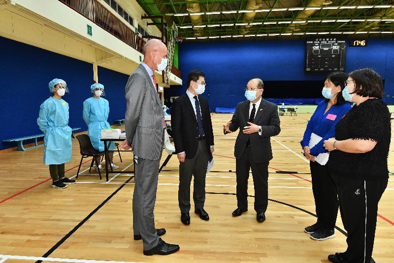 The Chief Secretary for Administration, Mr Matthew Cheung Kin-chung, visited three community testing centres today (September 7) to inspect the operation of the centres and give encouragement to the healthcare personnel and staff members there. Photo shows Mr Cheung (third right) chatting with the Chief Executive Officer of Gleneagles Hospital Hong Kong, Mr Dirk Schraven (third left), and the Chief Operating Officer of Gleneagles Hospital Hong Kong, Dr Kenneth Tsang (fourth left), at the community testing centre at Wong Chuk Hang Sports Centre.