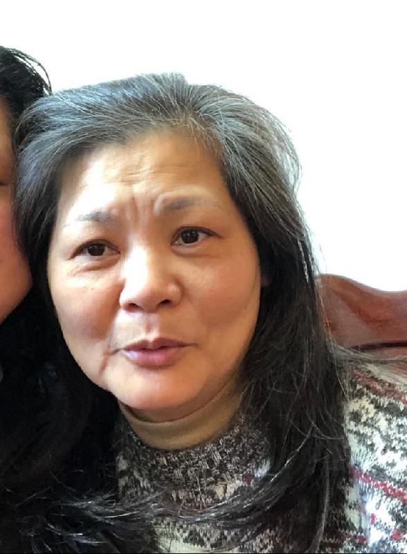  Lam Man-tei, aged 57, is about 1.6 metres tall, 68 kilograms in weight and of medium build. She has a round face with yellow complexion and long black and white hair. She was last seen wearing a light yellow short-sleeved shirt, blue jeans, blue sports shoes and carrying a black handbag and a black reusable bag.