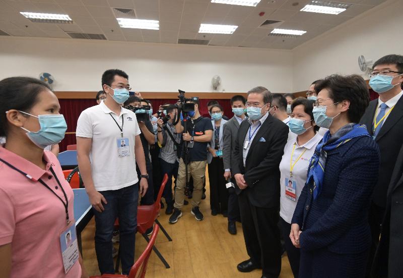 The Chief Executive, Mrs Carrie Lam, visited the temporary air-inflated laboratories at Sun Yat Sen Memorial Park Sports Centre in the Central and Western District this evening (September 9) to learn more about their operation and to give encouragement to staff members. Picture shows Mrs Lam (first right) chatting with the personnel of the laboratories. Looking on is the Chairman of Sunrise Diagnostic Centre, Professor Anthony Wu.