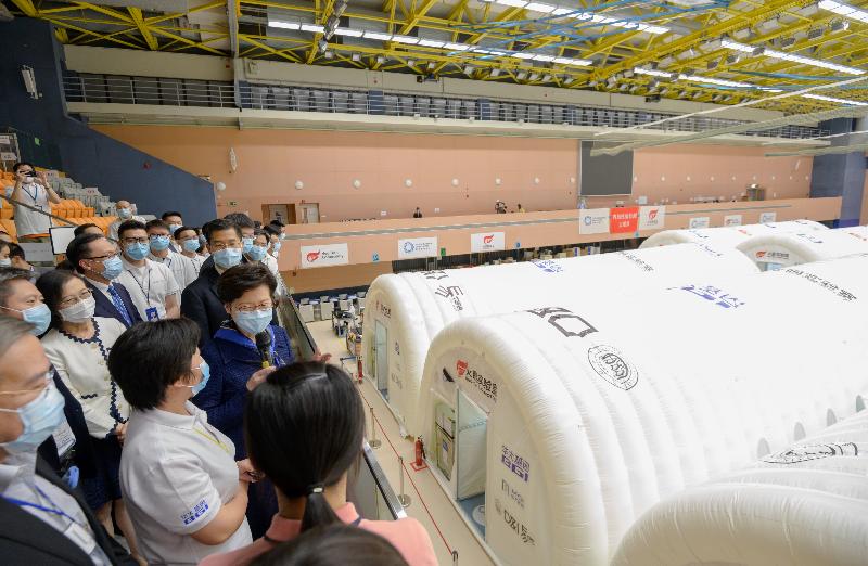 The Chief Executive, Mrs Carrie Lam, visited the temporary air-inflated laboratories at Sun Yat Sen Memorial Park Sports Centre in the Central and Western District this evening (September 9) to learn more about their operation and to give encouragement to staff members.