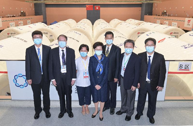 The Chief Executive, Mrs Carrie Lam, visited the temporary air-inflated laboratories at Sun Yat Sen Memorial Park Sports Centre in the Central and Western District this evening (September 9) to learn more about their operation and to give encouragement to staff members. Picture shows Mrs Lam pictured with the chief leader of the Mainland nucleic acid test support team and Deputy Director of the Medical Administration Bureau of the National Health Commission (NHC), Mr Li Dachuan (third right); chief commander of the laboratories, Ms Tang Meifang (third left); leader of the support team (Guangdong), Mr Yu Dewen (second right); leader of the support team (Fujian), Mr Zhang Yongyu (second left); leader of the support team (Guangxi), Pang Jun (first right) and Director of the National Centre for Medical Service Administration of the NHC, Mr Zhao Jing.