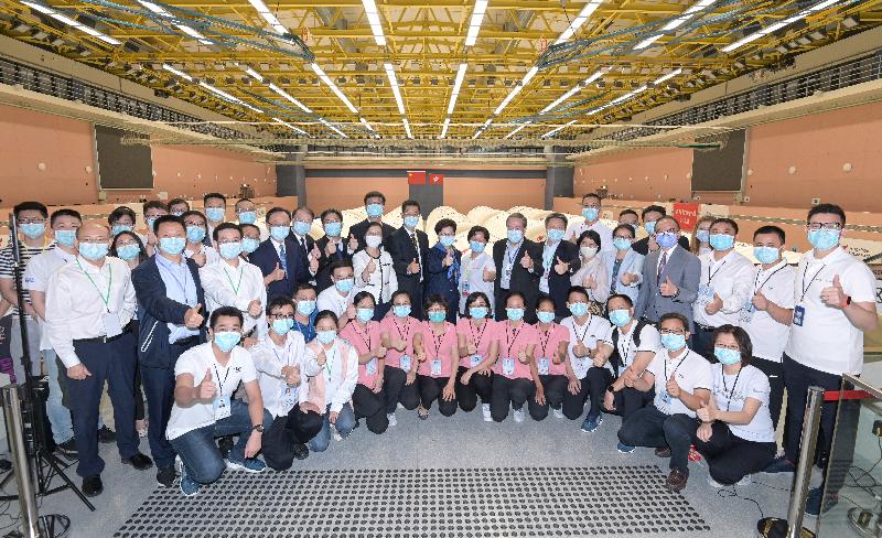 The Chief Executive, Mrs Carrie Lam, visited the temporary air-inflated laboratories at Sun Yat Sen Memorial Park Sports Centre in the Central and Western District this evening (September 9) to learn more about their operation and to give encouragement to staff members. Picture shows Mrs Lam taking a group picture with members of the laboratories.
