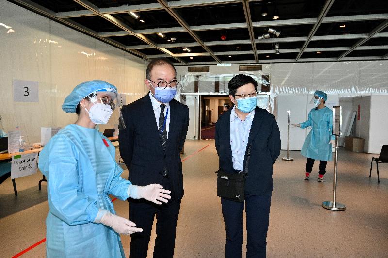 The Secretary for Constitutional and Mainland Affairs, Mr Erick Tsang Kwok-wai, today (September 10) inspected the City Hall community testing centre of the Universal Community Testing Programme. Photo shows Mr Tsang (second left) being briefed on the workflow and manpower allocation, as well as the infection control and social distancing measures implemented in the centre.