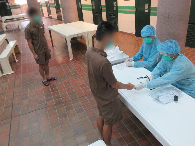 The Correctional Services Department arranged for persons in custody to undergo COVID-19 testing this week and announced today (September 11) that all testing results are negative. Photo shows correctional officers arranging the test for male persons in custody.