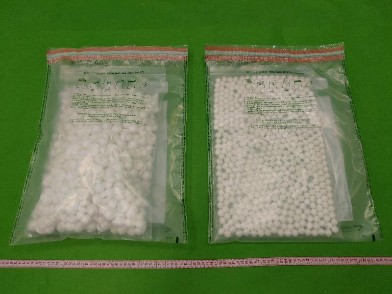 Hong Kong Customs inspected an air parcel arriving in Hong Kong from Canada on September 5 and seized about 1 kilogram of suspected cocaine concealed inside a batch of polystyrene beads, with an estimated market value of about $1.4 million. Photo shows the suspected cocaine seized.