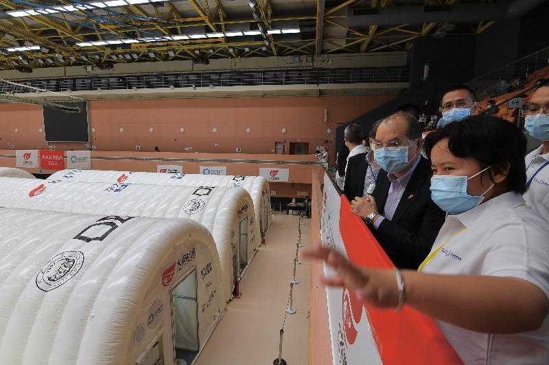 The Chief Secretary for Administration, Mr Matthew Cheung Kin-chung, today (September 12) called at the temporary air-inflated laboratories at Sun Yat Sen Memorial Park Sports Centre in the Central and Western District to learn more about their operation. Picture shows Mr Cheung (second right) receiving a briefing by the chief commander of the laboratories, Ms Tang Meifang (first right).