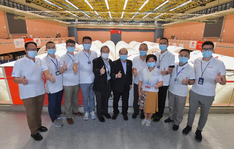 The Chief Secretary for Administration, Mr Matthew Cheung Kin-chung, visited the temporary air-inflated laboratories at Sun Yat Sen Memorial Park Sports Centre in the Central and Western District today (September 12) to learn more about their operation. Picture shows Mr Cheung (sixth left), pictured with Co-founder of BGI, Mr Wang Jian (seventh left); Chairman of Sunrise Diagnostic Centre (SDC), Professor Anthony Wu (fifth left); Executive Director of SDC, Mr Shawn Liu (fourth left), Managing Director of SDC, Mr Li Ning (ninth left); chief commander of the laboratories, Ms Tang Meifang (eighth left), and management staff of the laboratories. 