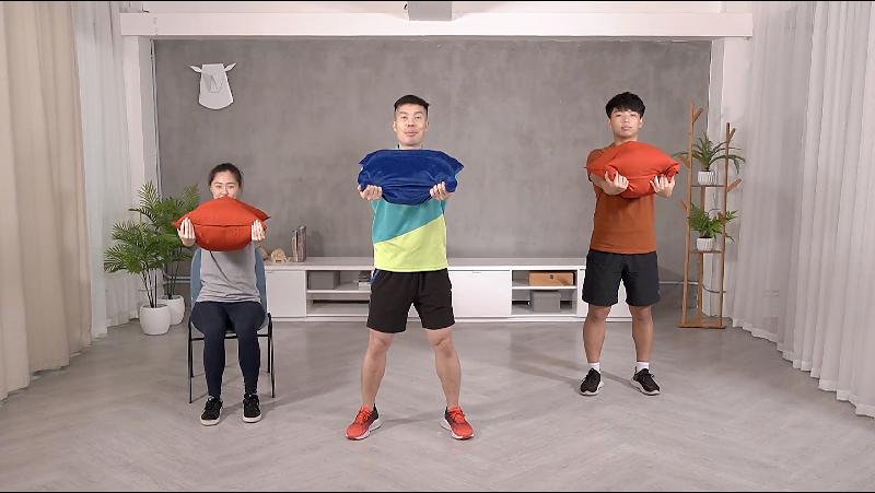 The Leisure and Cultural Services Department uploaded the newly produced “Home Fitness Exercise Videos for Persons with Disabilities” to the Online Resources Centre to encourage them to do more exercise at home.
