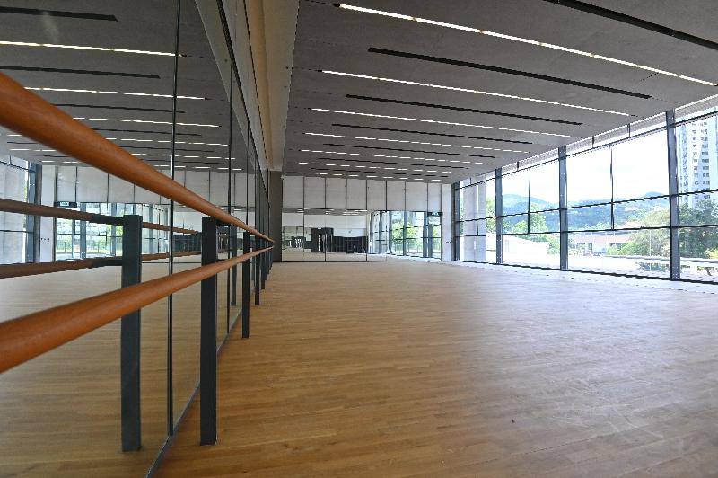 康乐及文化事务署辖下车公庙体育馆将于九月十七日（星期四）起投入服务，提供多样化的康体设施。图示舞蹈室。