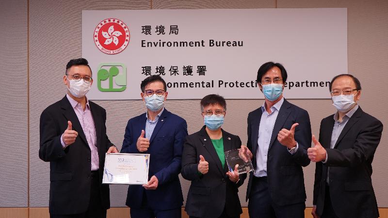 The Environmental Protection Department (EPD) has been awarded the "Special Achievement in Geographical Information System (SAG) Award 2020" by the Environmental Systems Research Institute for its outstanding performance in applying Geographical Information System technology. Photo shows the Deputy Director of Environmental Protection, Mr Elvis Au (second right), the Assistant Director of Environmental Protection (Environmental Compliance), Mr Ken Wong (second left), and representatives of the project team receiving the award from the Founder and Chairman of ESRI China (Hong Kong) Limited, Dr Winnie Tang (centre).