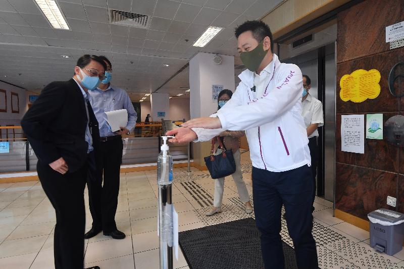 The Secretary for Home Affairs, Mr Caspar Tsui, accompanied by the Director of Leisure and Cultural Services, Mr Vincent Liu, visited Wong Nai Chung Sports Centre today (September 16) to inspect the preparation work carried out by the Leisure and Cultural Services Department for its reopening. Photo shows Mr Tsui (first right) checking out anti-epidemic measures adopted at the venue. 