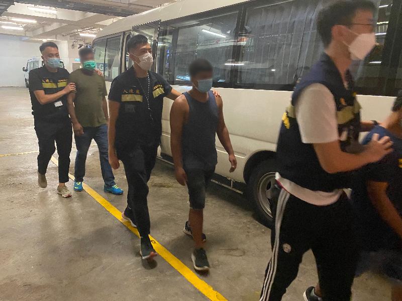 The Immigration Department mounted territory-wide anti-illegal worker operations codenamed "Twilight" from September 14 to yesterday (September 17). Photo shows suspected illegal workers arrested during the operations.