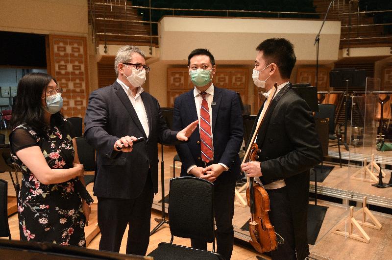 民政事務局局長徐英偉今日（九月十八日）傍晚於香港文化中心音樂廳出席香港管弦樂團的綵排活動。圖示徐英偉（右二）聽取香港管弦樂團行政總裁霍品達（左二）介紹樂團的工作。 
