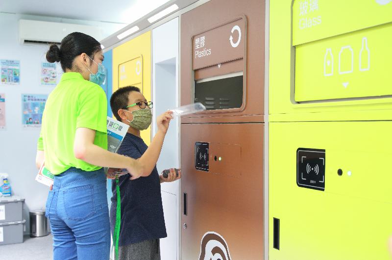 環境保護署推出智能回收系統先導計劃，首階段會把智能回收系統設置在「社區智能回收車」上。回收車正巡迴各區，讓市民親身體驗把回收物放入智能回收箱、賺取積分及兌換小禮品的整個過程。