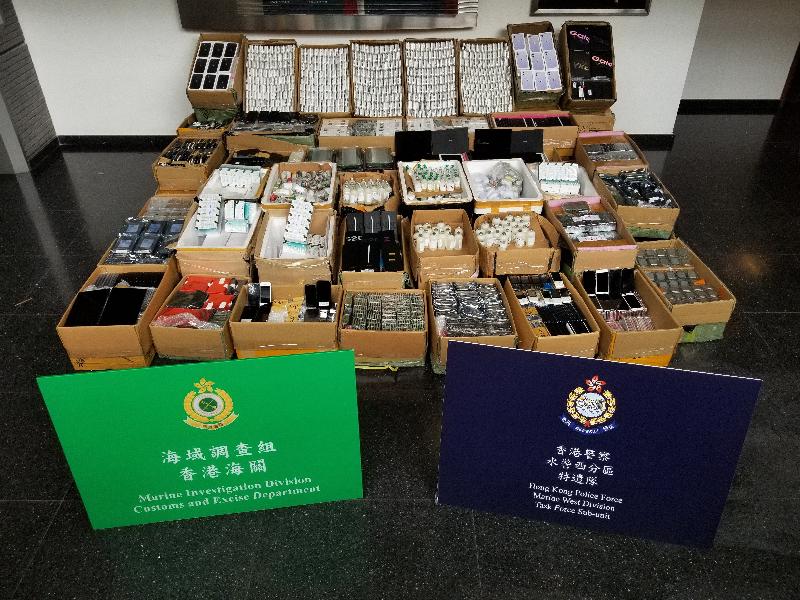Hong Kong Customs and the Marine Police yesterday (September 18) mounted an anti-smuggling joint-operation and detected a suspected smuggling case using speedboats in the Northwest waters of Hong Kong. A batch of suspected smuggled goods were seized including watches, mobile phones, electronics goods, medicines and powdered formula, with an estimated market value of about $2.5 million. Photo shows the suspected smuggled goods seized.