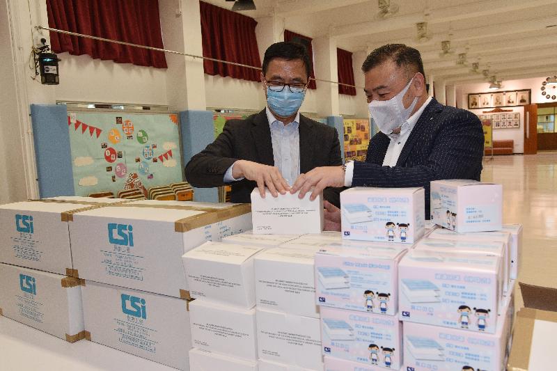The Secretary for Education, Mr Kevin Yeung, today (September 21) visited Chiu Sheung School, Hong Kong, in Central and Western District to learn about the preparatory work for resumption of face-to-face classes. Photo shows Mr Yeung (left) inspecting spare masks provided by the Education Bureau to all primary and secondary schools in the public sector and schools under the Direct Subsidy Scheme for students in need.
