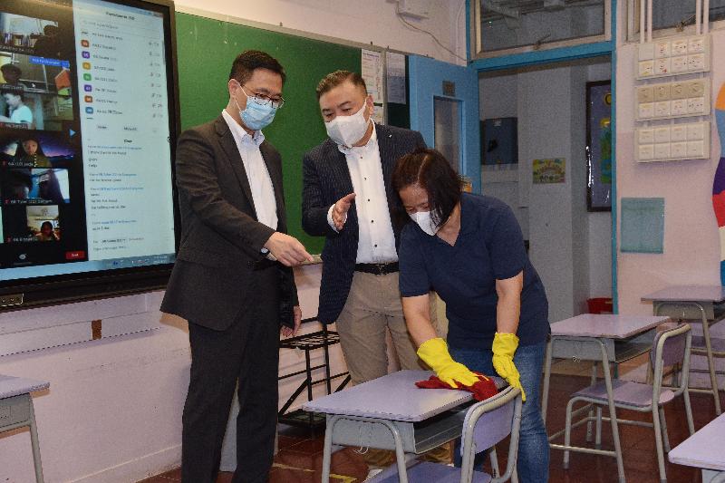 教育局局长杨润雄（左）今日（九月二十一日）探访中西区香港潮商学校，了解学校为恢复面授课堂而进行的凖备工作，包括加强课室清洁及尽量拉阔学生座位之间的距离。