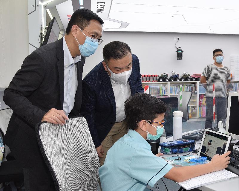 教育局局长杨润雄今日（九月二十一日）探访中西区香港潮商学校，了解学校为恢复面授课堂而进行的凖备工作。图示杨润雄（左一）参观电脑室，了解同学上网课的情况。