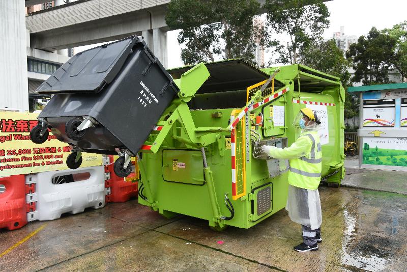 Since mid-2020, the Food and Environmental Hygiene Department has been implementing a trial scheme for use of solar-powered mobile refuse compactors (SMRCs), with a refuse handling capacity of 4 tonnes each, in Sham Shui Po and Yuen Long. The enclosed design can alleviate rodent infestation and pest problems.