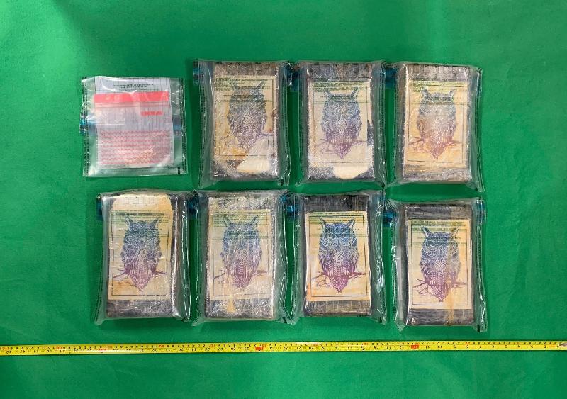 香港海關九月十六日在香港國際機場檢獲約七點七公斤懷疑可卡因，估計市值約一千一百萬元。圖示檢獲的懷疑可卡因及用作收藏毒品的曲奇盒。