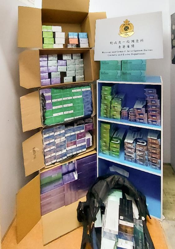 Hong Kong Customs yesterday (September 22) raided an illicit heat-not-burn (HNB) product storage in Cheung Sha Wan. About 50 000 suspected illicit HNB products with an estimated market value of about $140,000 and a duty potential of about $80,000 were seized. Photo shows the seized products.