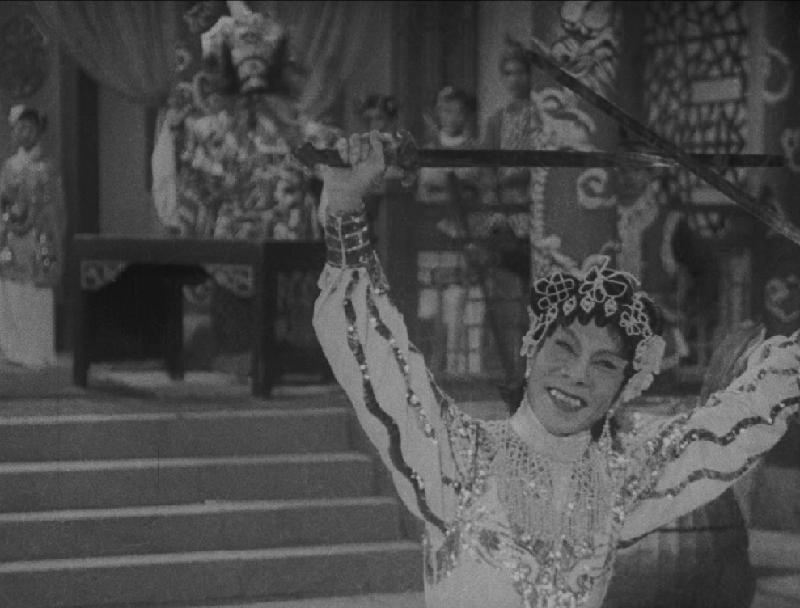 為響應「世界視聽遺產日」，康樂及文化事務署香港電影資料館（資料館）推出特備節目，於十月二十六日（星期一）下午二時在資料館電影院，放映《危城鶼鰈》（1955）。圖示《危城鶼鰈》劇照。