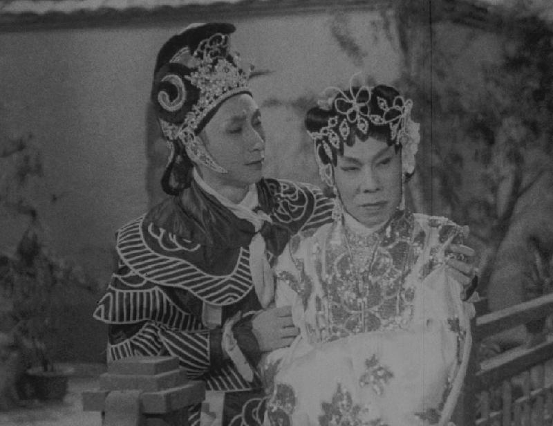 为响应「世界视听遗产日」，康乐及文化事务署香港电影资料馆（资料馆）推出特备节目，于十月二十六日（星期一）下午二时在资料馆电影院，放映《危城鹣鲽》（1955）。图示《危城鹣鲽》剧照。