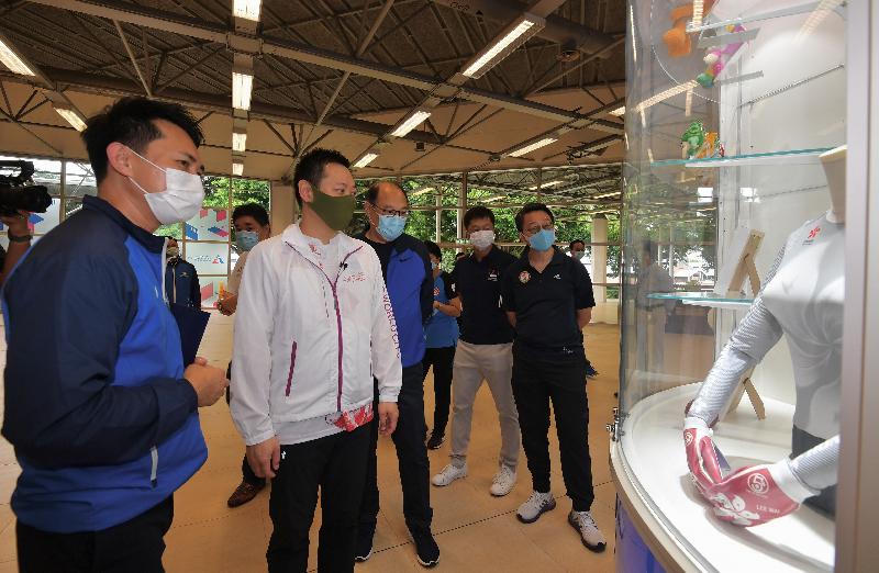 The Secretary for Home Affairs, Mr Caspar Tsui, this morning (September 26) visited the Hong Kong Sports Institute (HKSI), where he inspected the operation of the HKSI after the arrangement for a closed-door training camp was lifted. Photo shows Mr Tsui (second left) watching equipment of various sports, including the uniform which cycling athlete Sarah Lee put on in a competition.