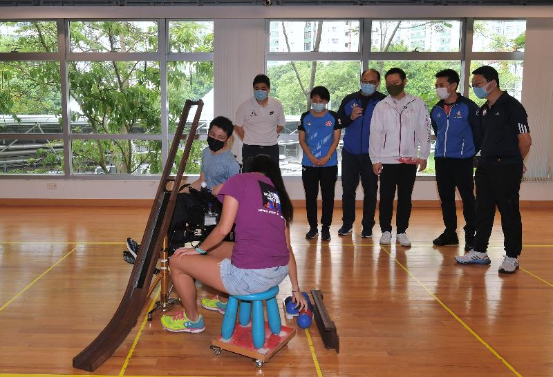 The Secretary for Home Affairs, Mr Caspar Tsui, this morning (September 26) visited the Hong Kong Sports Institute (HKSI), where he inspected the operation of the HKSI after the arrangement for a closed-door training camp was lifted. Photo shows Mr Tsui (third right) observing a disabled athlete, Tse Tak-wah (first left), practising boccia.