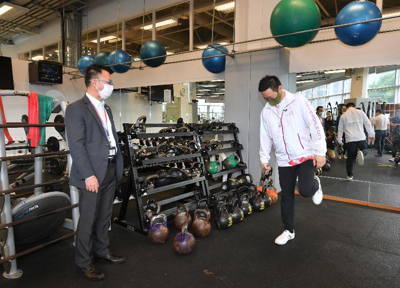 The Secretary for Home Affairs, Mr Caspar Tsui, this morning (September 26) visited the Hong Kong Sports Institute (HKSI), where he inspected the operation of the HKSI after the arrangement for a closed-door training camp was lifted. Photo shows Mr Tsui (right) trying training equipment during his visit in the fitness training centre.