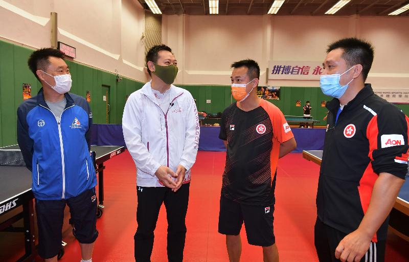 The Secretary for Home Affairs, Mr Caspar Tsui, this morning (September 26) visited the Hong Kong Sports Institute (HKSI), where he inspected the operation of the HKSI after the arrangement for a closed-door training camp was lifted. Photo shows Mr Tsui (second left) exchanging views with table tennis coaches Chan Kong-wah (first left), Li Ching (second right) and Ko Lai-chak (first right).